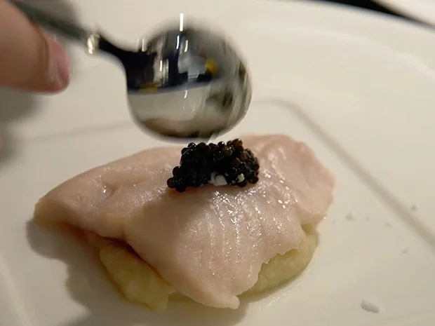 Saibling auf Selleriecreme am Tisch geräuchert - Rezept - Bild Nr. 2