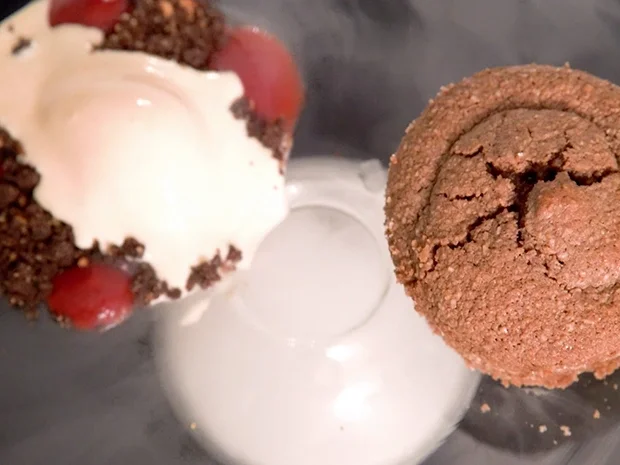 Rezept: Schokokuchen mit Erdbeer-Ganache, weißem Schokoeis und Erdbeergel Bild Nr. 2 Schokokuchen mit Erdbeer-Ganache, weißem Schokoeis und Erdbeergel - Rezept - Bild Nr. 2