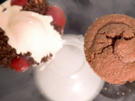 Schokokuchen mit Erdbeer-Ganache, weißem Schokoeis und Erdbeergel  - Rezept - Bild Nr. 2
