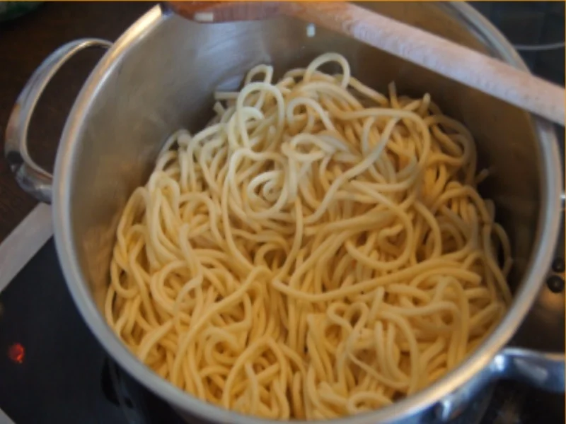 Ausgebacke Putenbrust mit Mie-Nudeln-Gemüsemix im Wok - Rezept - Bild Nr. 6