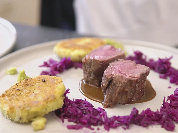 Rehrücken an Schokoladen-Bier-Soße, Steinpilz-Kartoffel-Talern und Rotkohlsalat - Rezept - Bild Nr. 2