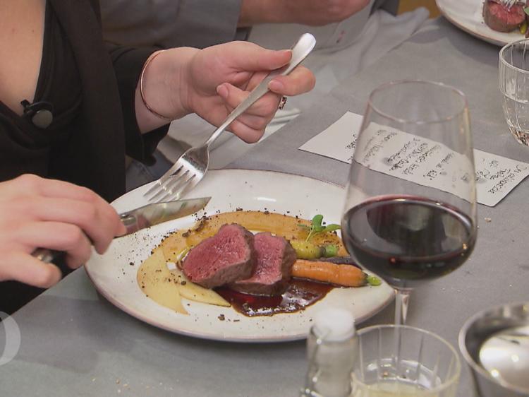 Rosa Hirschfilet mit Vanille-Quitten, Süßkartoffel-Crème, bunten Möhren ...