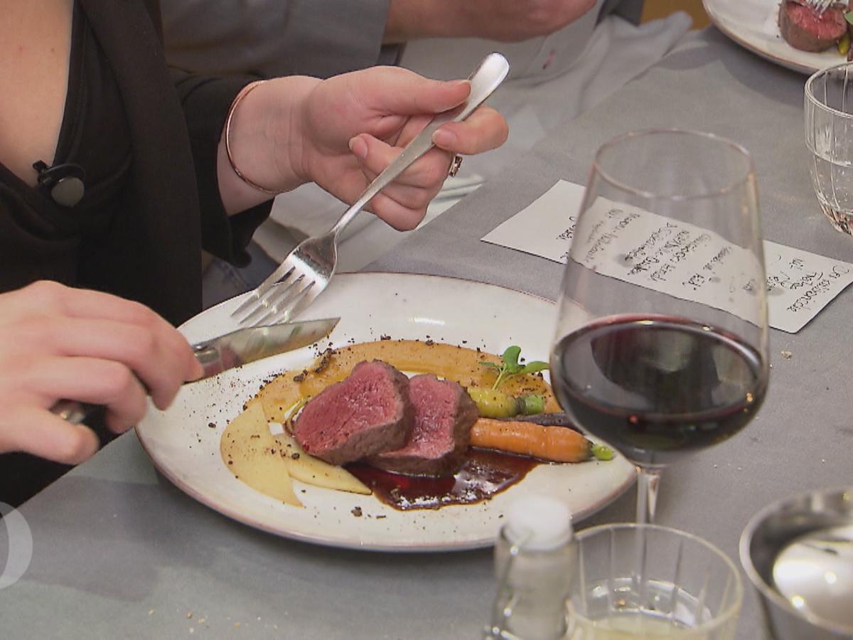 Rosa Hirschfilet mit Vanille Quitten, Süßkartoffel Crème, bunten Möhren ...