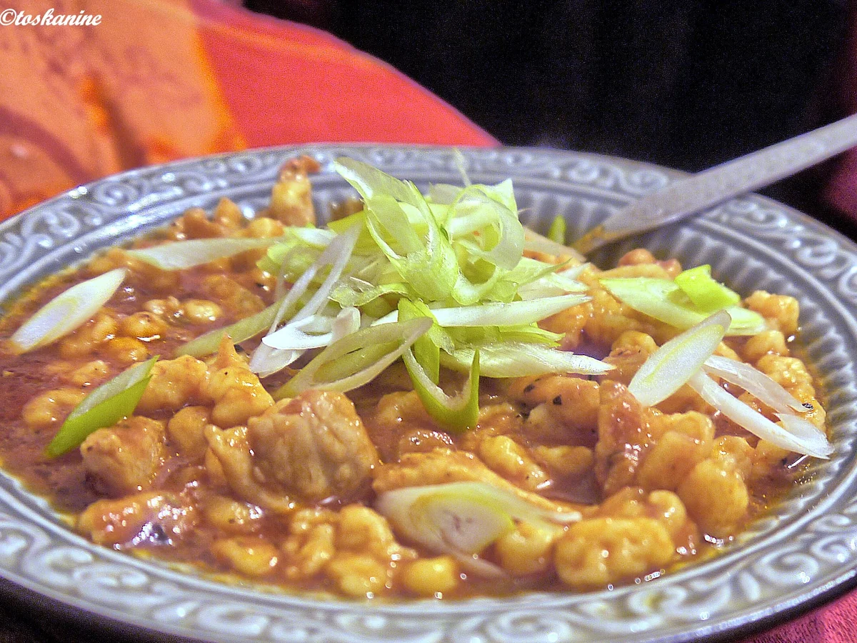 Mariniertes Schwein und Knöpfle in Tomatensauce - Rezept - Bild Nr. 3