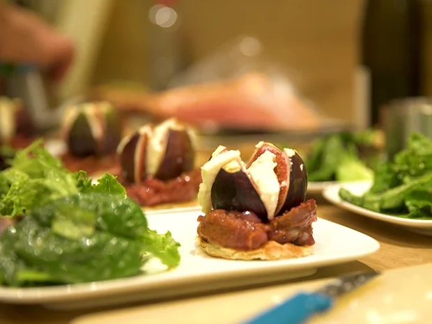 Rezept: Mit Ziegenkäse überbackene Feige auf Feigen-Schalotten-Chutney Bild Nr. 4 Mit Ziegenkäse überbackene Feige auf Feigen-Schalotten-Chutney - Rezept - Bild Nr. 4