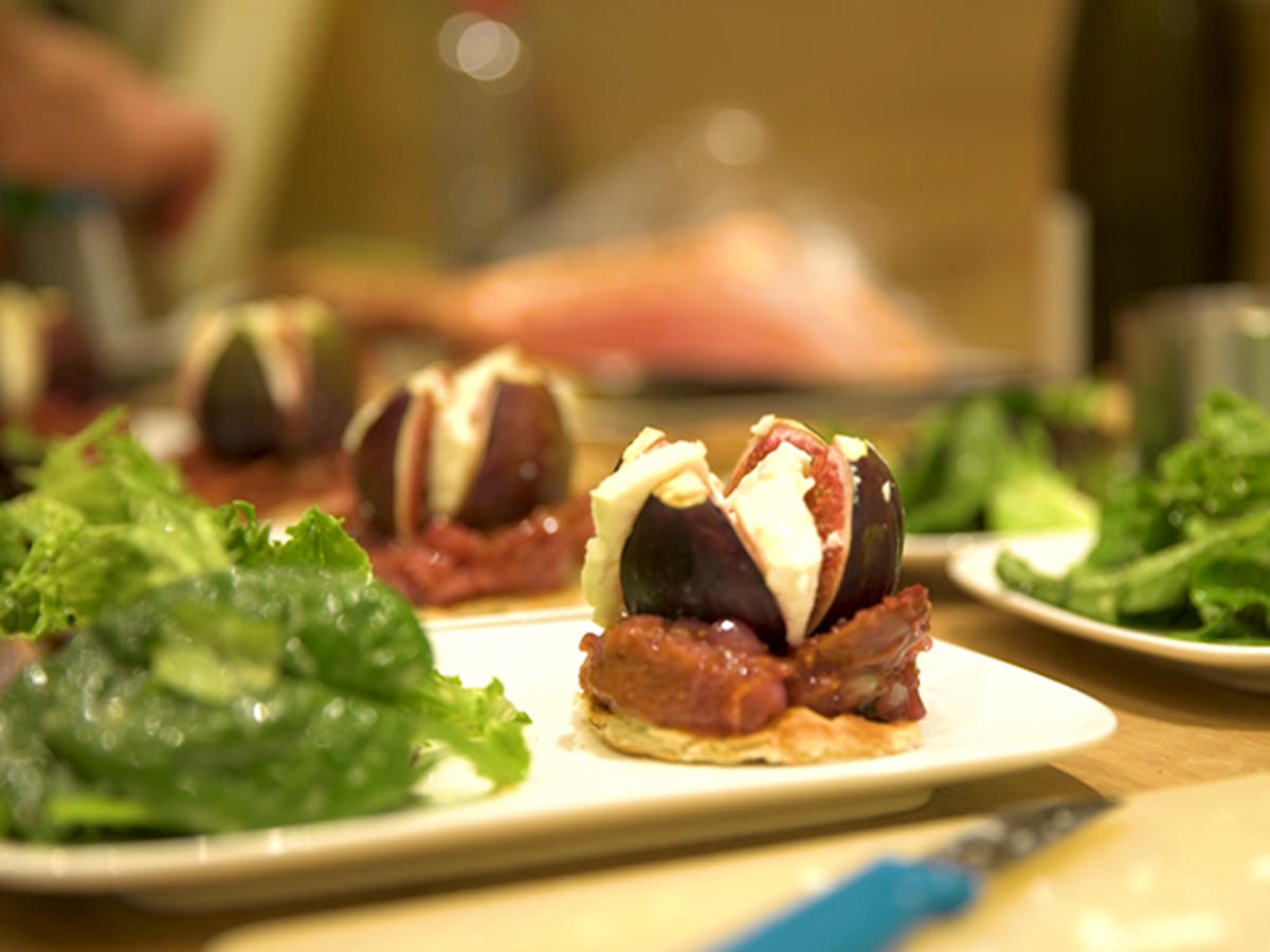 Mit Ziegenkäse überbackene Feige auf Feigen Schalotten Chutney ...