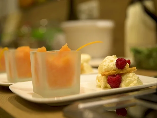 Mille-feuille von Mascarpone und Himbeeren mit Camparisorbet - Rezept - Bild Nr. 2