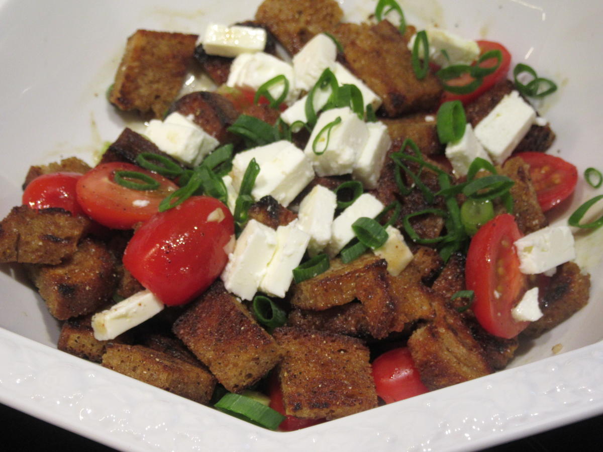 Salate: Warmer Brotsalat mit Tomaten, Schafskäse und Balsamicodressing - Rezept - Bild Nr. 6895