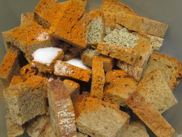 Salate: Warmer Brotsalat mit Tomaten, Schafskäse und Balsamicodressing ...