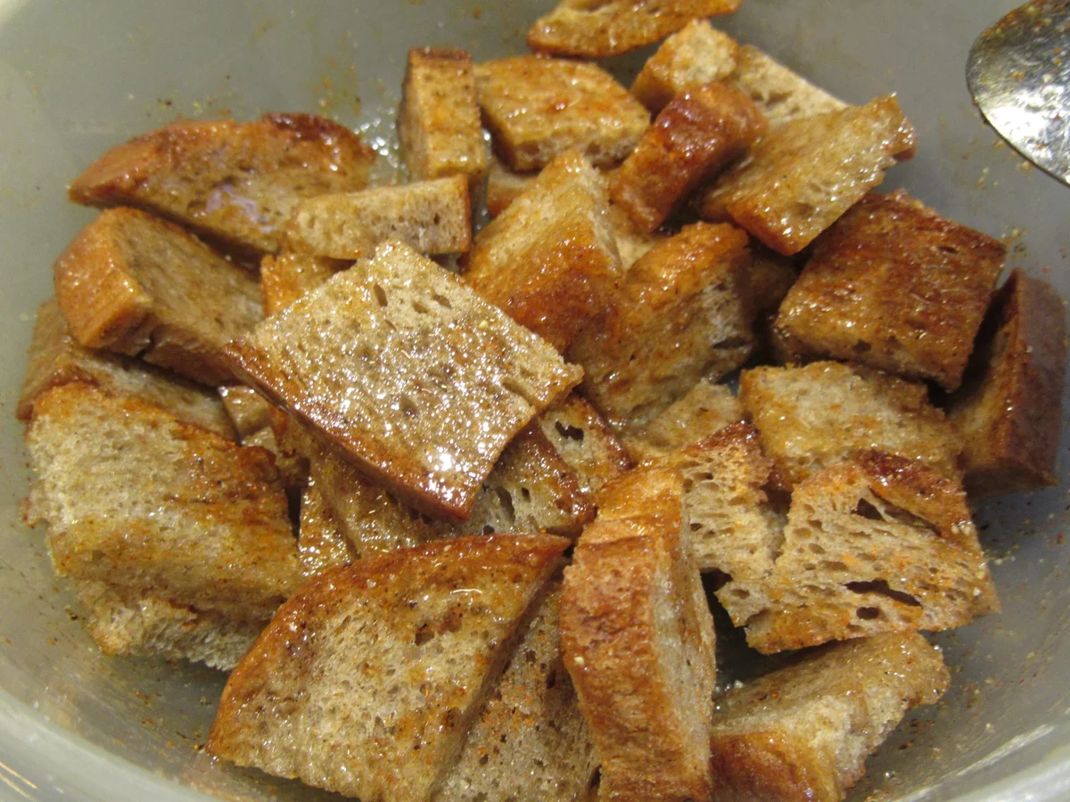 Salate: Warmer Brotsalat mit Tomaten, Schafskäse und Balsamicodressing - Rezept - Bild Nr. 6897