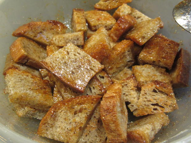 Salate: Warmer Brotsalat mit Tomaten, Schafskäse und Balsamicodressing ...