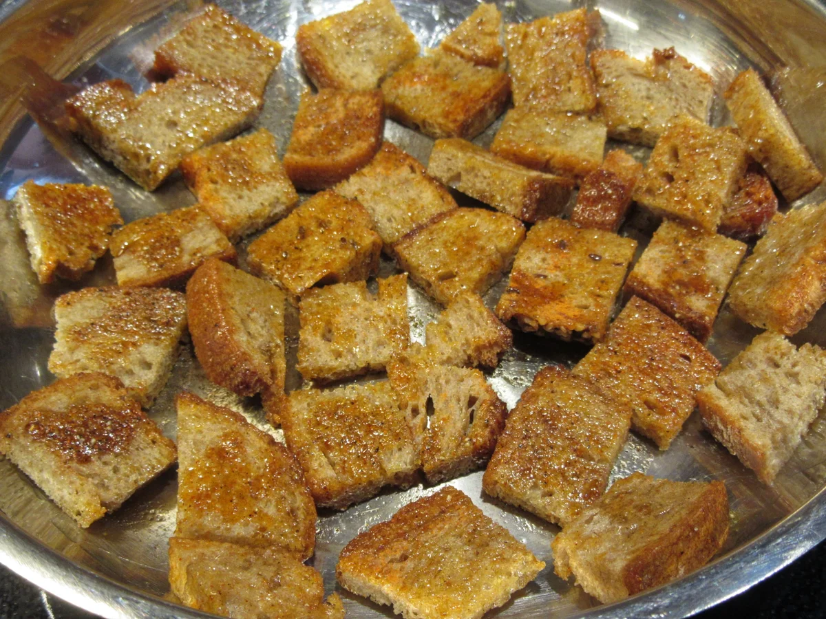 Salate: Warmer Brotsalat mit Tomaten, Schafskäse und Balsamicodressing - Rezept - Bild Nr. 6898