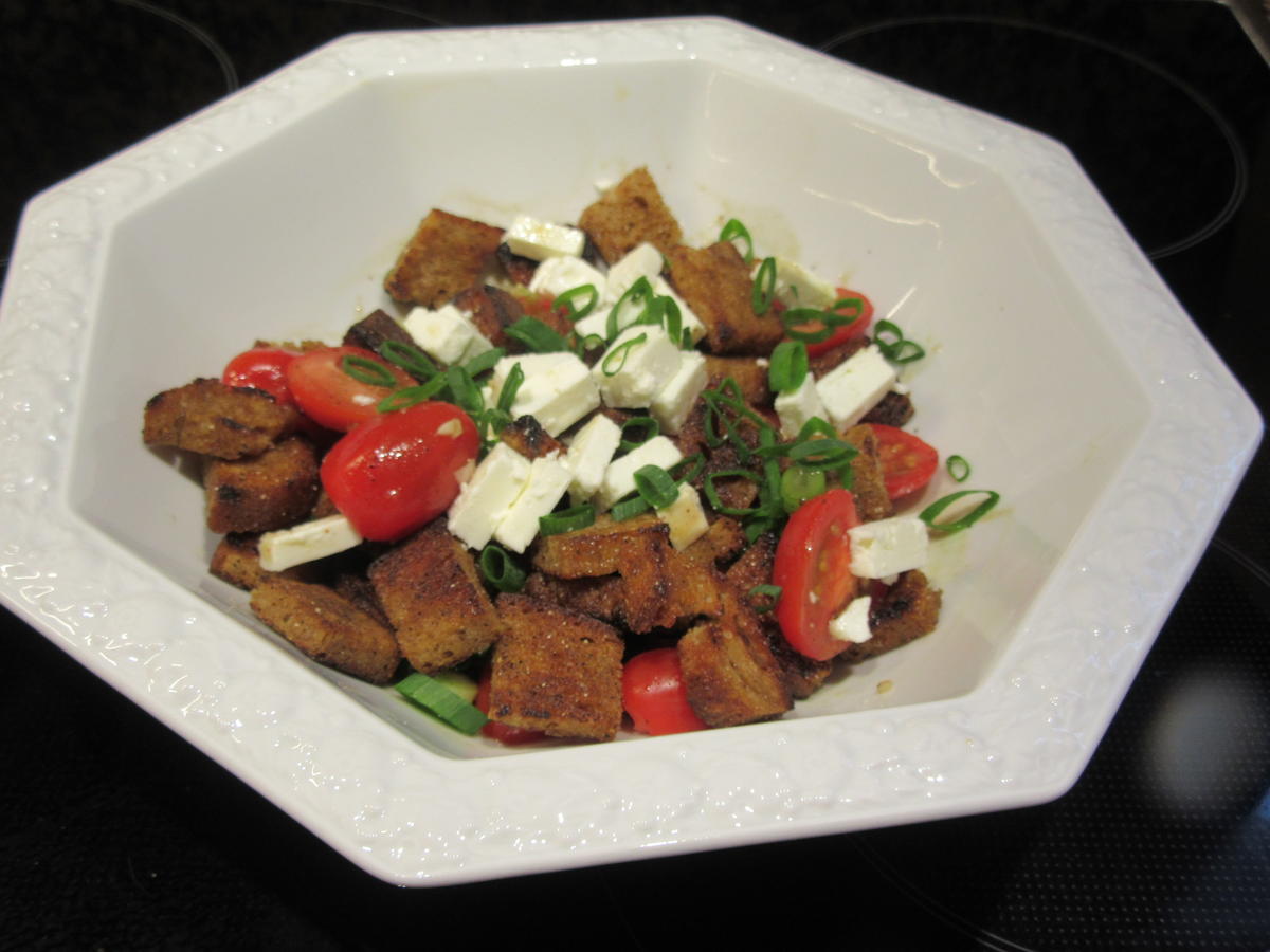 Salate: Warmer Brotsalat mit Tomaten, Schafskäse und Balsamicodressing - Rezept - Bild Nr. 6901
