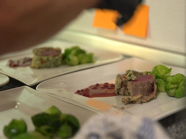 Rehrücken im Kräuterpfannkuchen mit Pilzfarce, Rosenkohl, Cumberland-Sauce - Rezept - Bild Nr. 2