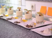 Feines Orangen-Mousse auf Cantuccini, Tonkabohnen-Eis, Grand Marnier-Orangen - Rezept - Bild Nr. 2
