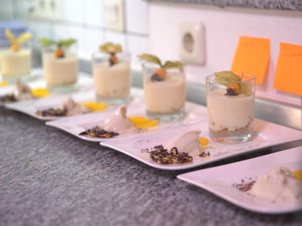 Feines Orangen Mousse Auf Cantuccini Tonkabohnen Eis Grand Marnier