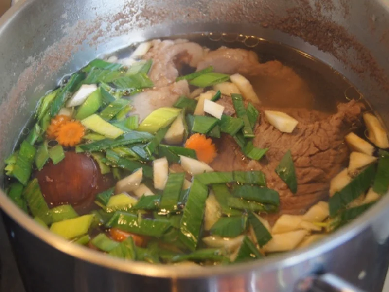 Tafelspitz mit Meerrettichsauce, Honigkarotten und Kartoffelpilzen - Rezept - Bild Nr. 6909