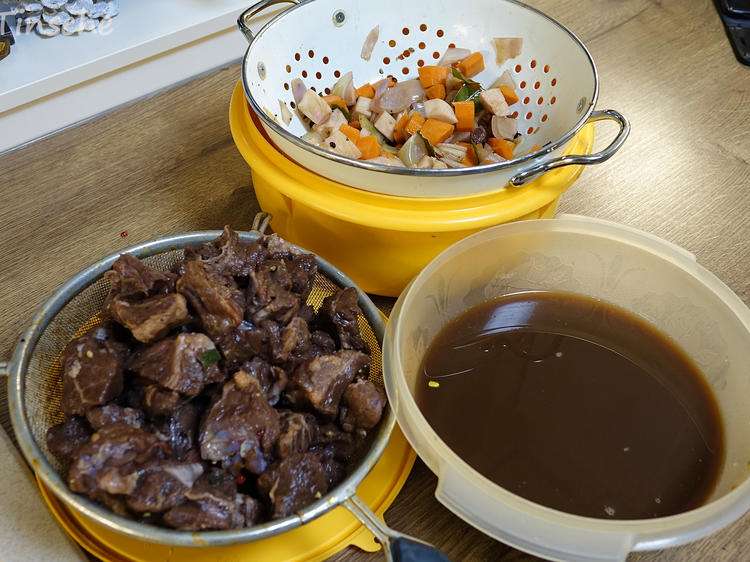 Rotwein Balsamico Gulasch mit Pfifferlingen - einfach - von sTinsche