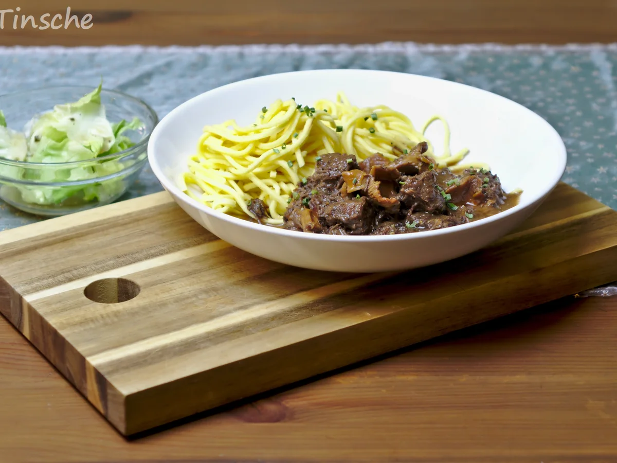 Rezept: Rotwein-Balsamico-Gulasch mit Pfifferlingen Bild Nr. 6910 Rotwein-Balsamico-Gulasch mit Pfifferlingen - Rezept - Bild Nr. 6910