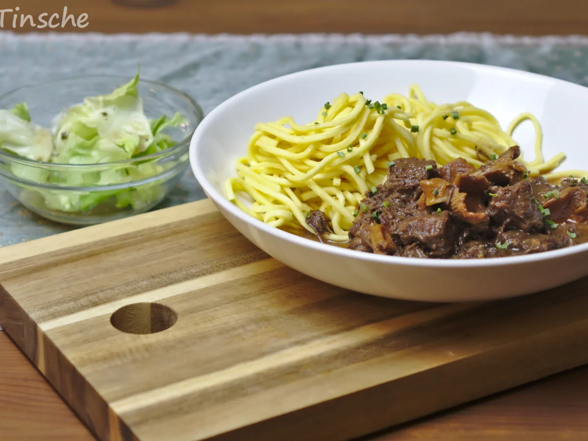 Rezept: Rotwein-Balsamico-Gulasch mit Pfifferlingen Bild Nr. 6911 Rotwein-Balsamico-Gulasch mit Pfifferlingen - Rezept - Bild Nr. 6911