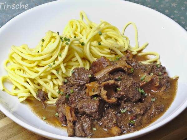 Rotwein Balsamico Gulasch mit Pfifferlingen - einfach - von sTinsche
