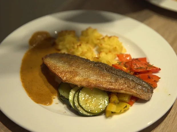 Gebratener Wolfsbarsch auf Paprikasauce mit Herzoginkartoffeln und Ofengemüse - Rezept - Bild Nr. 2