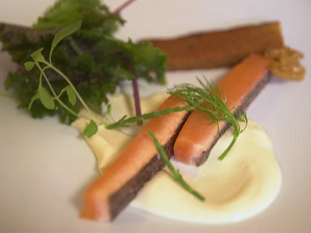 Gebeizter Flammlachs mit Waldhonig-Senf-Frischkäse und Gewürzbrotcroutons - Rezept - Bild Nr. 6930