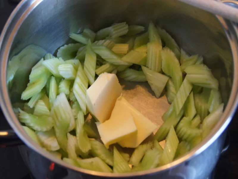 Wildlachsfilet mit herzhaft geschmorten Stangensellerie und Süßkartoffelstampf - Rezept - Bild Nr. 7