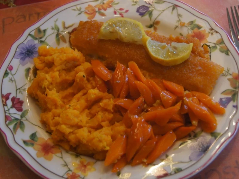 Alaska-Seelachsfilet mit Honig-Ingwer-Möhren und Süßkartoffelstampf - Rezept - Bild Nr. 2