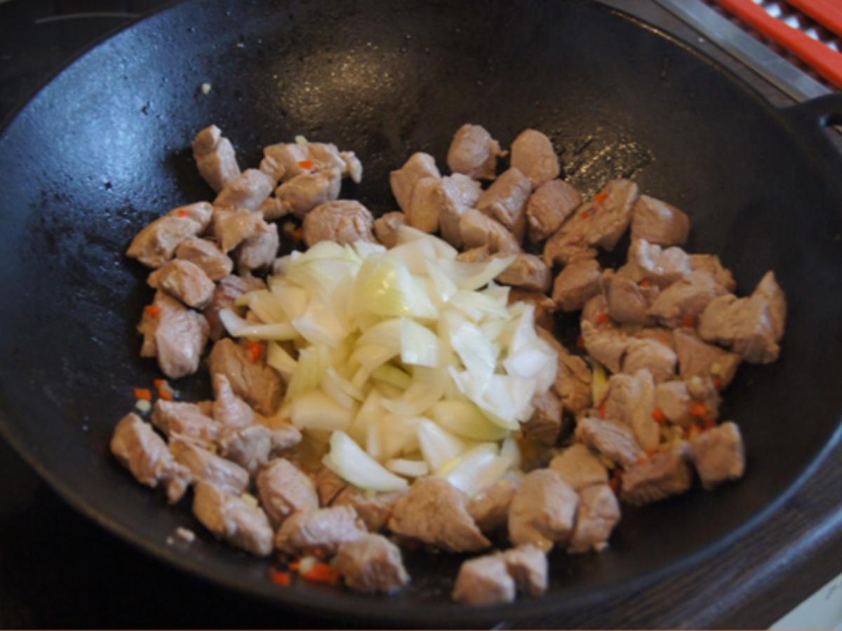 Schweinefilet mit Champignons, Paprikas , Zwiebeln und Kartoffelpilzen ...
