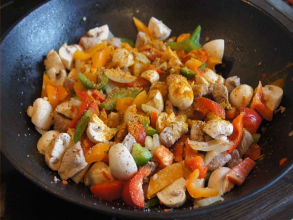 Schweinefilet mit Champignons, Paprikas , Zwiebeln und Kartoffelpilzen - Rezept - Bild Nr. 6941