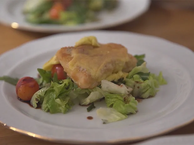 Omas Dorschfilet mit Aioli auf Salat, karamellisierten Pistazien und Balsamicotomaten - Rezept - Bild Nr. 6932