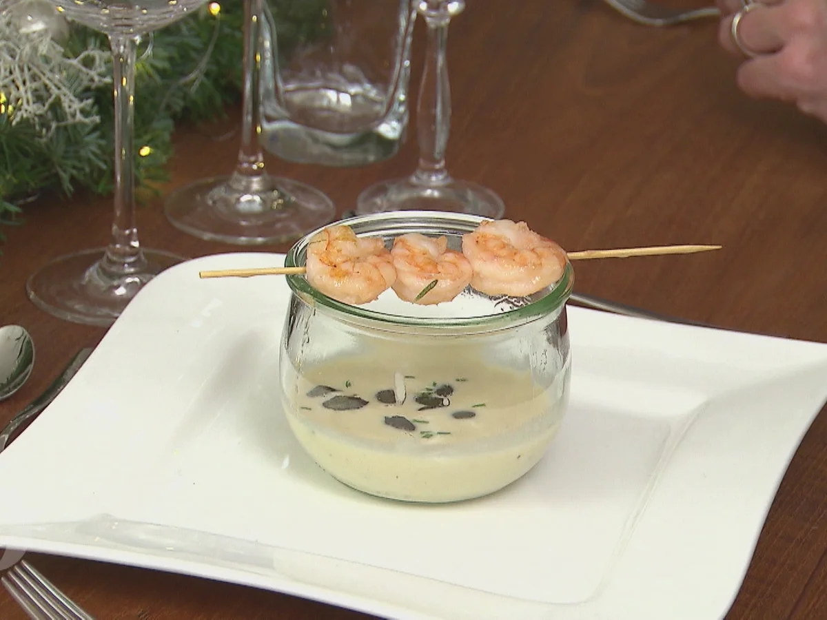 Sellerie Cremesuppe mit Garnelenspieß Kräutern und gerösteten Kürbiskernen - Rezept - Bild Nr. 2