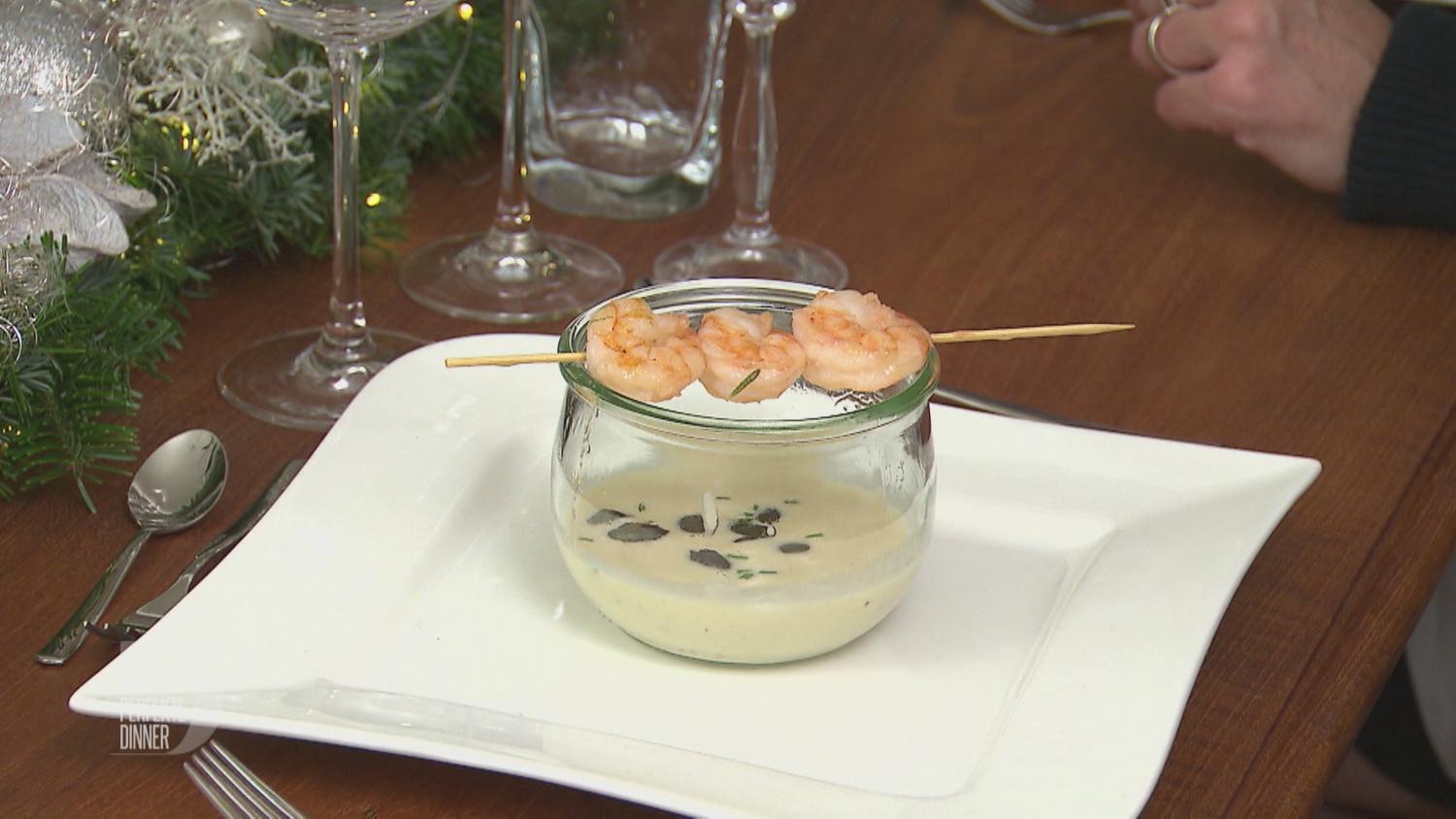 Sellerie Cremesuppe mit Garnelenspieß Kräutern und gerösteten ...