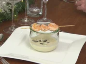 Sellerie Cremesuppe mit Garnelenspieß Kräutern und gerösteten Kürbiskernen - Rezept - Bild Nr. 2