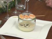 Sellerie Cremesuppe mit Garnelenspieß Kräutern und gerösteten Kürbiskernen - Rezept - Bild Nr. 2