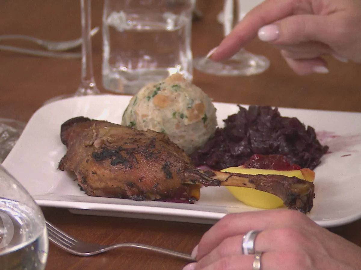 Gänsekeule mit Rotkohl und Semmelknödeln dazu Weißweinapfel mit Preiselbeere - Rezept - Bild Nr. 6934