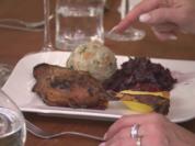 Gänsekeule mit Rotkohl und Semmelknödeln dazu Weißweinapfel mit Preiselbeere - Rezept - Bild Nr. 6934