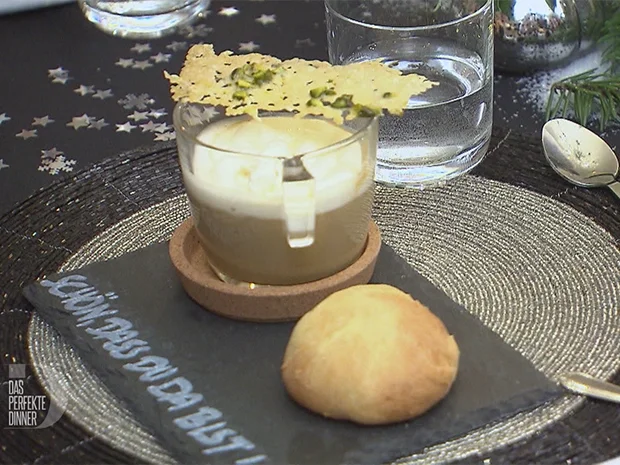 Rezept: Maronencreme-Cappuccino mit Amaretto-Sahne und Parmesanchip Bild Nr. 6935 Maronencreme-Cappuccino mit Amaretto-Sahne und Parmesanchip - Rezept - Bild Nr. 6935