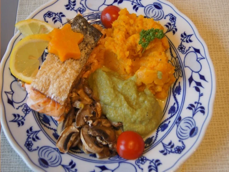 Backofenlachsfilet auf Champignons mit Zuckerschotenpüree und Süßkartoffelstampf - Rezept - Bild Nr. 6945