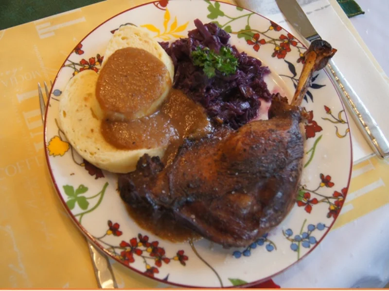 Rezept: Gänsekeulen mit Gemüsesauce, Böhmischen Knödeln und Ananas-Mango-Rotkohl Bild Nr. 2 Gänsekeulen mit Gemüsesauce, Böhmischen Knödeln und Ananas-Mango-Rotkohl - Rezept - Bild Nr. 2