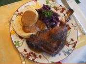 Gänsekeulen mit Gemüsesauce, Böhmischen Knödeln und Ananas-Mango-Rotkohl - Rezept - Bild Nr. 2