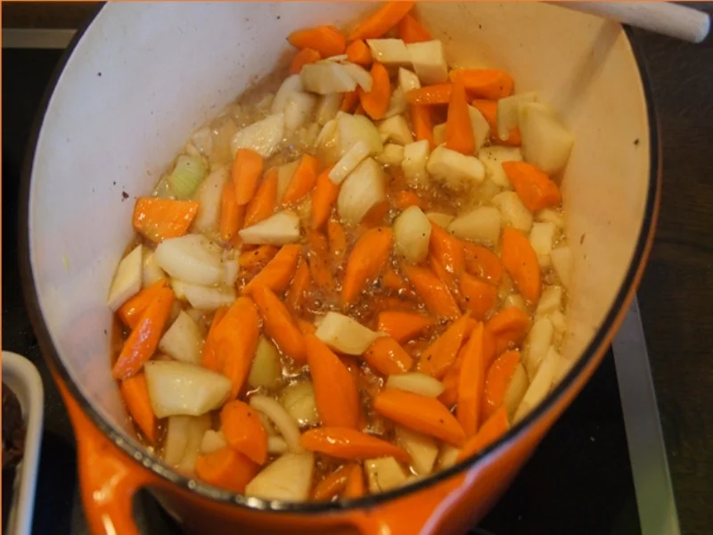 Rezept: Gänsekeulen mit Gemüsesauce, Böhmischen Knödeln und Ananas-Mango-Rotkohl Bild Nr. 8 Gänsekeulen mit Gemüsesauce, Böhmischen Knödeln und Ananas-Mango-Rotkohl - Rezept - Bild Nr. 8