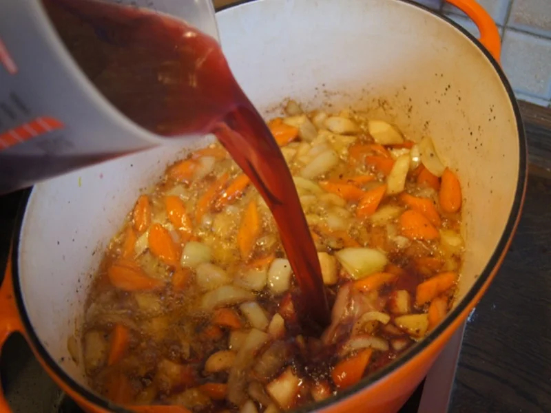 Rezept: Gänsekeulen mit Gemüsesauce, Böhmischen Knödeln und Ananas-Mango-Rotkohl Bild Nr. 9 Gänsekeulen mit Gemüsesauce, Böhmischen Knödeln und Ananas-Mango-Rotkohl - Rezept - Bild Nr. 9