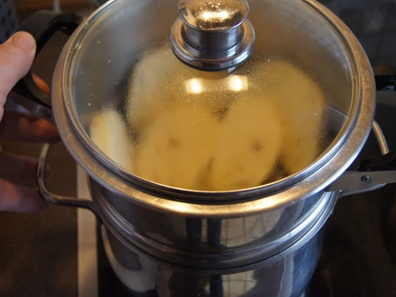 Rezept: Gänsekeulen mit Gemüsesauce, Böhmischen Knödeln und Ananas-Mango-Rotkohl Bild Nr. 17 Gänsekeulen mit Gemüsesauce, Böhmischen Knödeln und Ananas-Mango-Rotkohl - Rezept - Bild Nr. 17