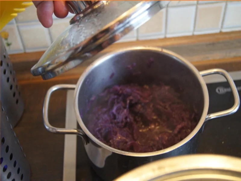 Rezept: Gänsekeulen mit Gemüsesauce, Böhmischen Knödeln und Ananas-Mango-Rotkohl Bild Nr. 19 Gänsekeulen mit Gemüsesauce, Böhmischen Knödeln und Ananas-Mango-Rotkohl - Rezept - Bild Nr. 19