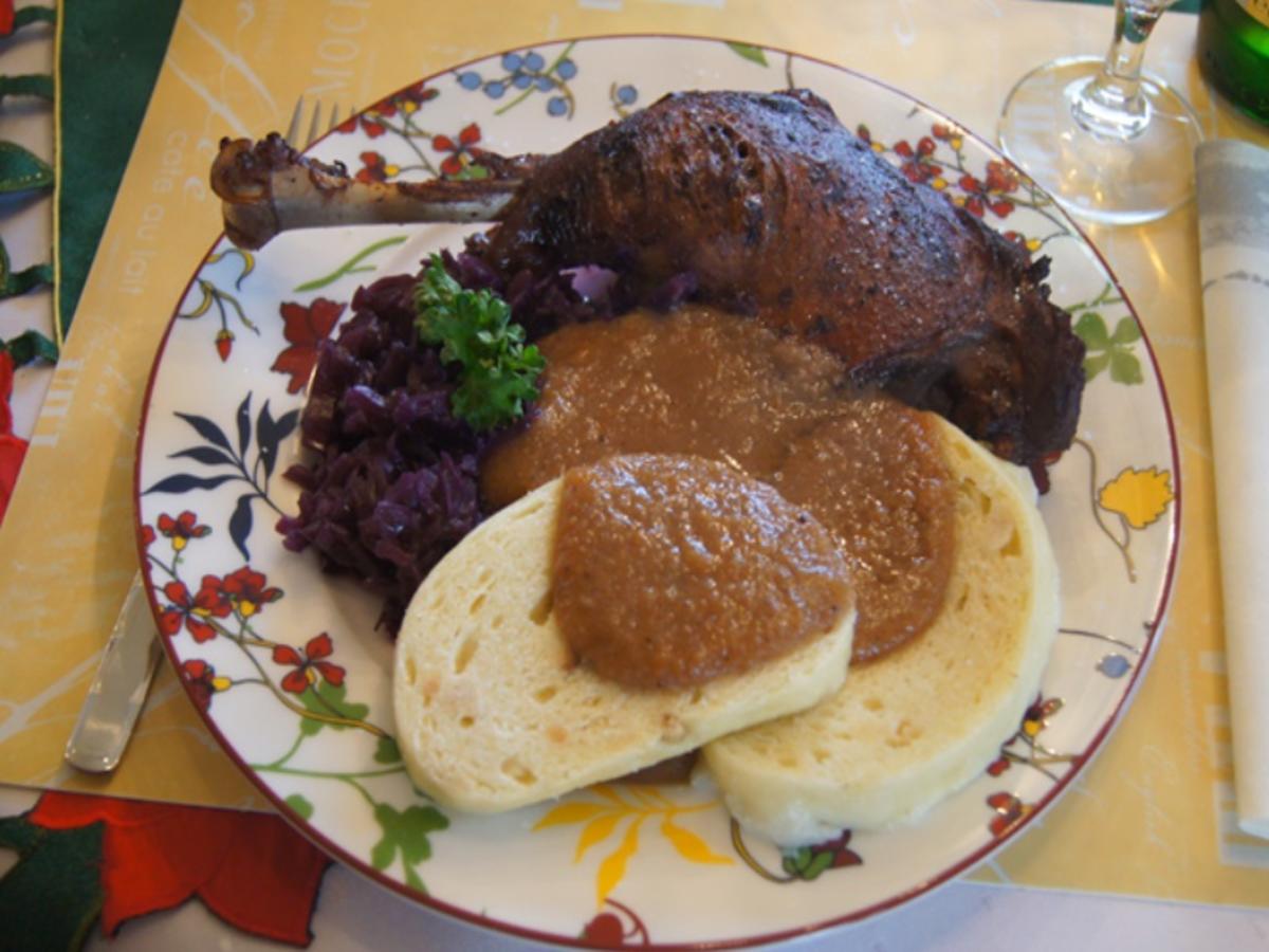 Gänsekeulen mit Gemüsesauce, Böhmischen Knödeln und Ananas-Mango-Rotkohl - Rezept - Bild Nr. 20