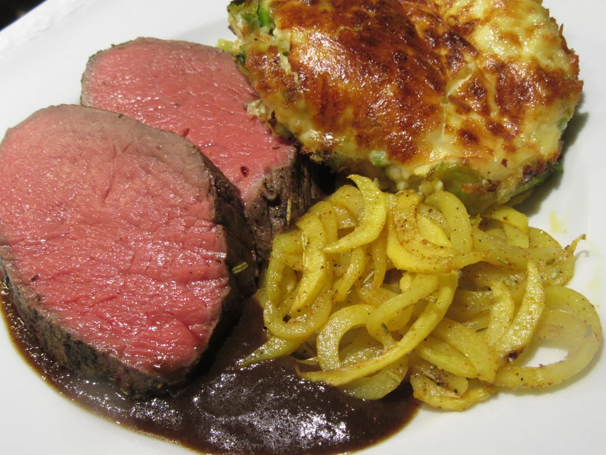 Rezept: Fleisch: Rinderlende NT mit Pflaumensoße, Rosenkohlgratin und Kartoffelstroh Bild Nr. 6949 Fleisch: Rinderlende NT mit Pflaumensoße, Rosenkohlgratin und Kartoffelstroh - Rezept - Bild Nr. 6949