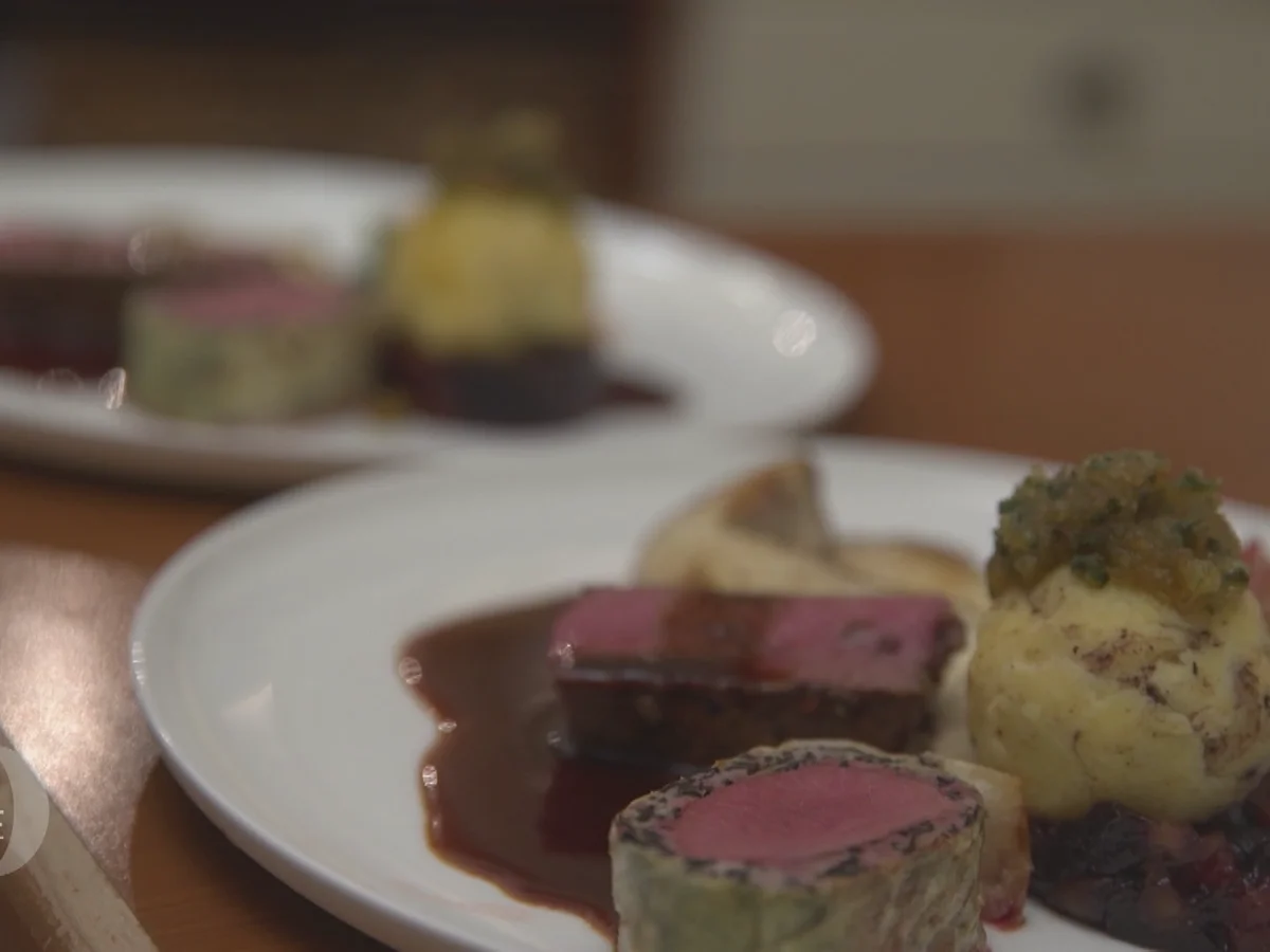 Rehrücken mit Spitzkohl, Steinpilzen und Blutwurstknödel - Rezept - Bild Nr. 6955