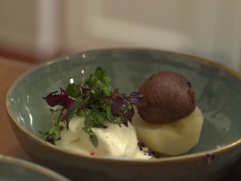 Muscovadoeis mit Birne, Schokolade und marinierten Kräutern - Rezept - Bild Nr. 2